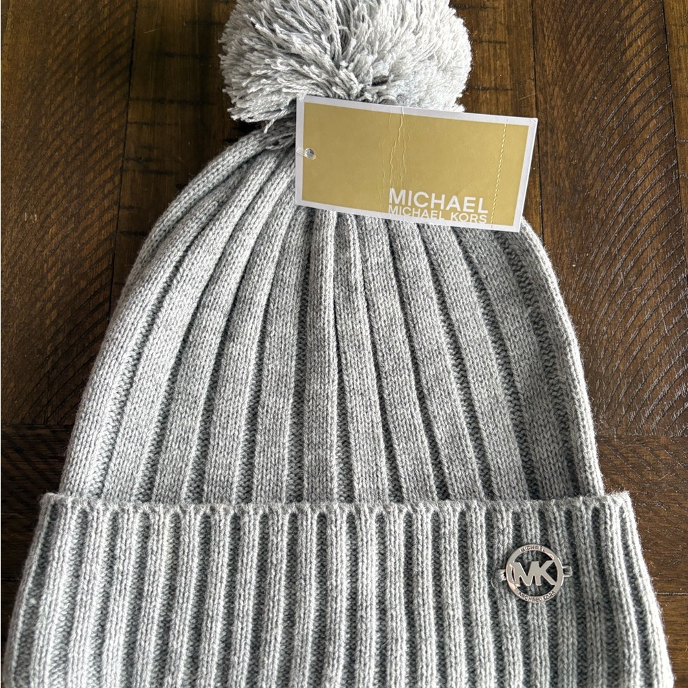 NWT Michael Kors Gray Silver Ribbed Hat Pom Beanie Warm Chic Ski‎ Snow